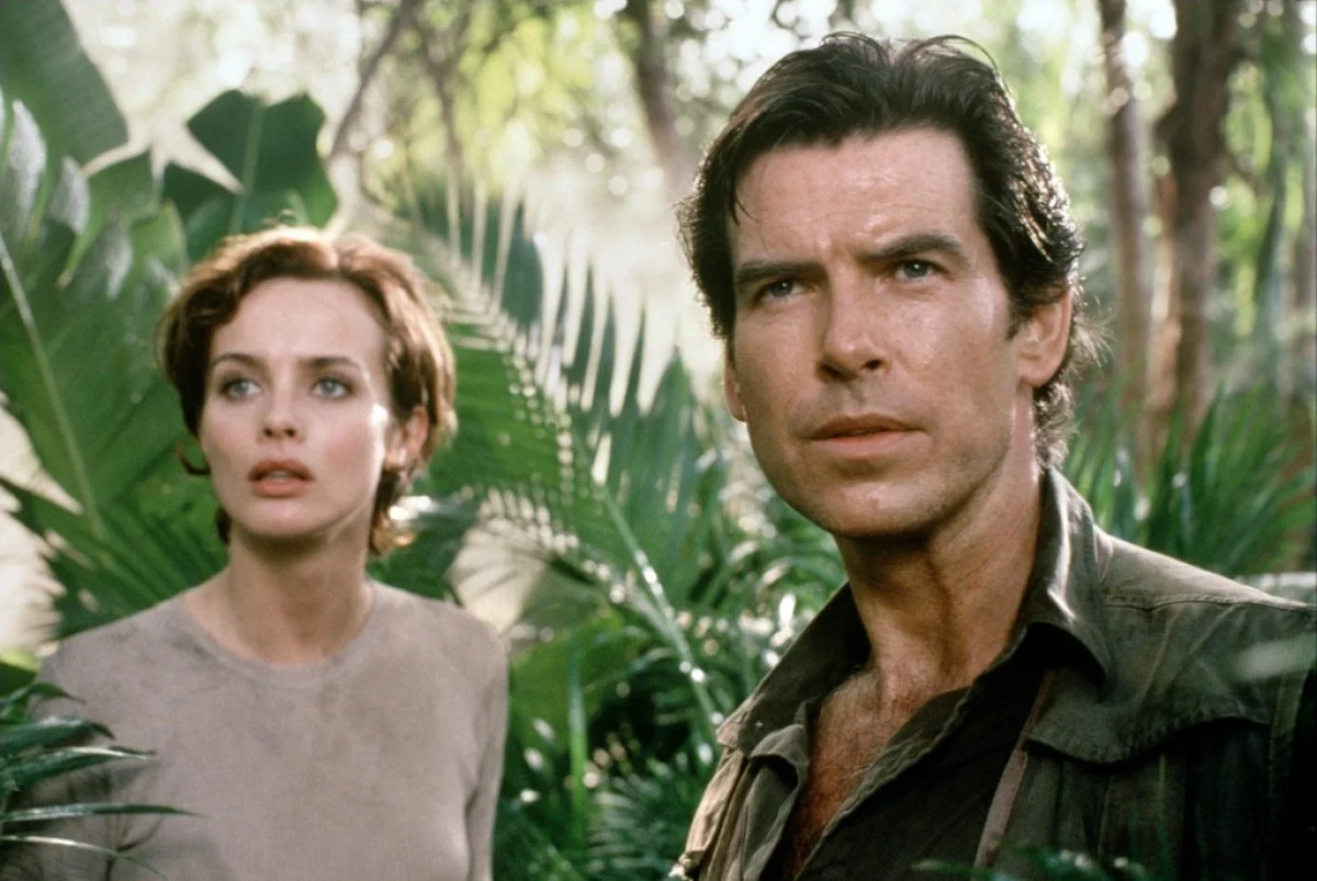 Izabella Scorupco i Pierce Brosnan w filmie "GoldenEye".