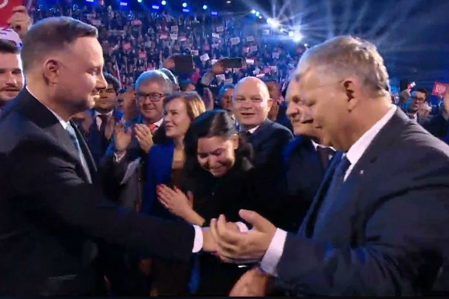 Suski chciał się wyściskać z Dudą, ale prezydent zachował dystans