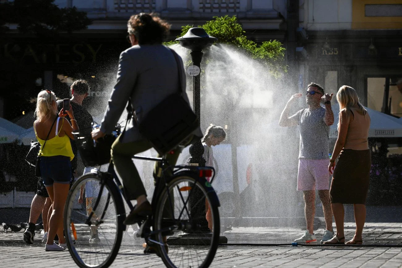 Pogoda da nam się we znaki. IMGW ostrzega te regiony przed upałem i burzami.