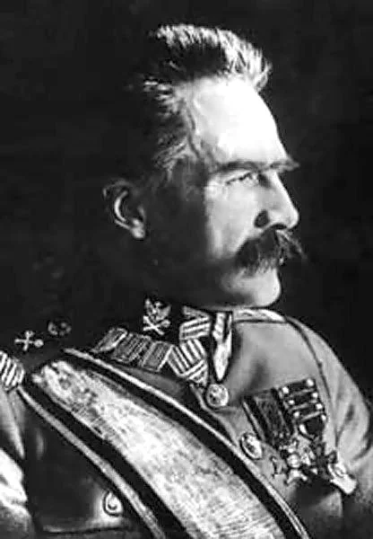 Józef Piłsudski jako Marszałek Polski. Zanim nim się stał, przeszedł długą drogę jako socjalista-rewolucjonista.