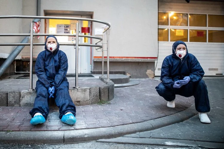 Lekarze odpowiadają, jak jest naprawdę z planowanym 200 proc. dla lekarzy walczących z epidemią koronawirusa, jakie deklaruje rząd.
