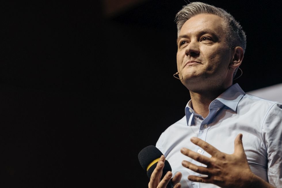 Robert Biedroń podczas spotkania z sympatykami. Oni akceptują małżeństwa i adopcję przez gejów i lesbijki.