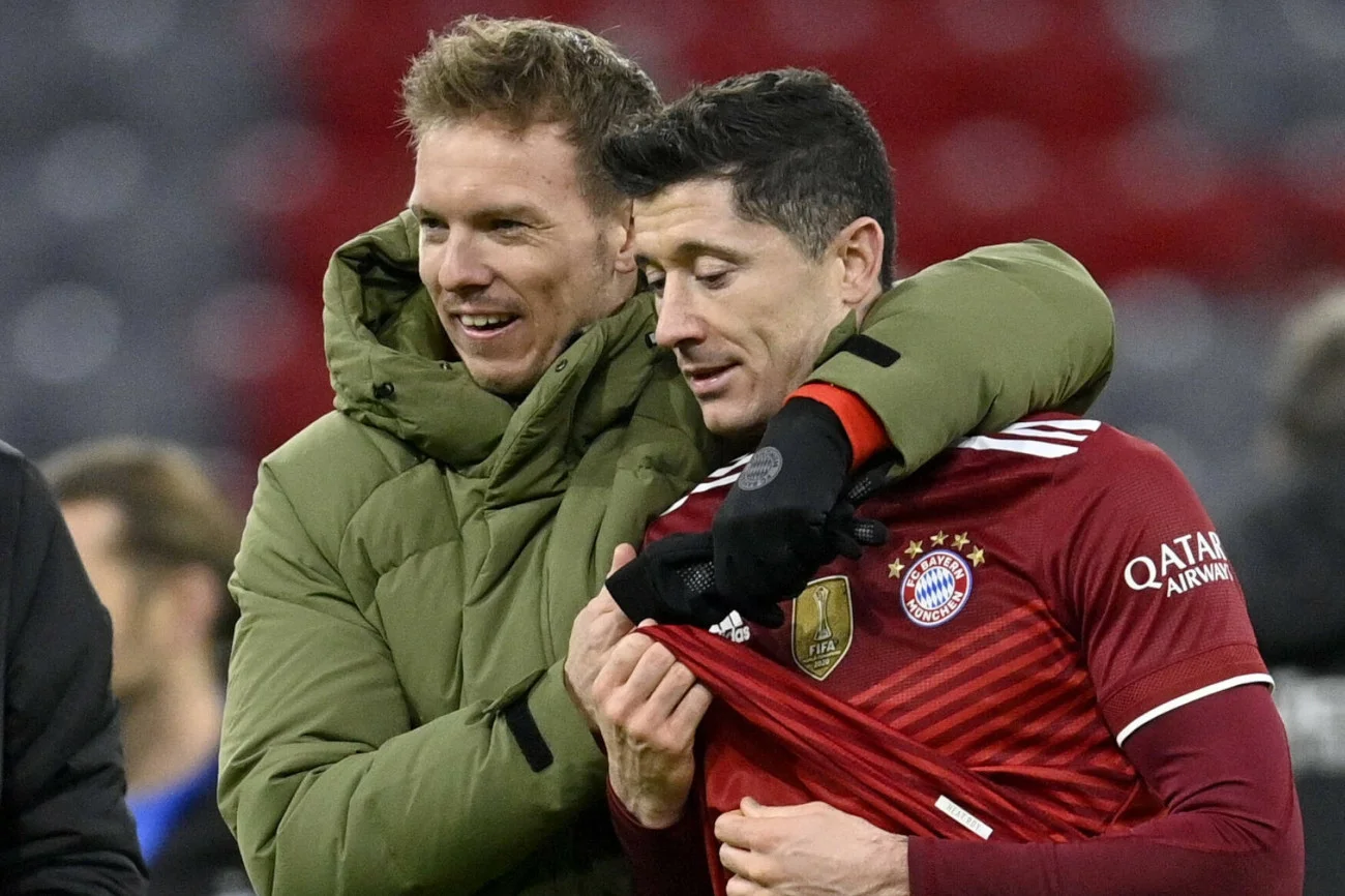Trener Julian Nagelsmann ściskający Roberta Lewandowskiego po kolejnym zwycięstwie Bayernu Monachium.