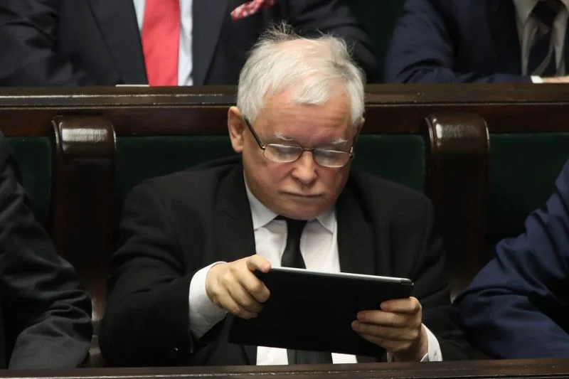 Jarosław Kaczyński i PiS ma coraz większe problemy z suwerenem.