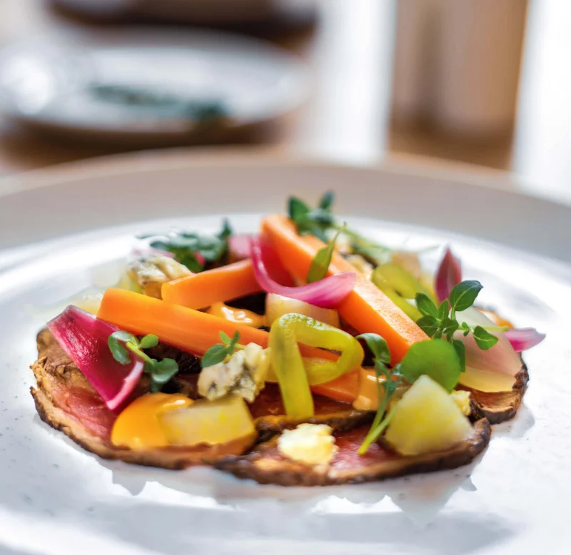 Carpaccio z pieczonego rozbefu z warzywnymi piklami, gorgonzolą i marynowaną gruszką