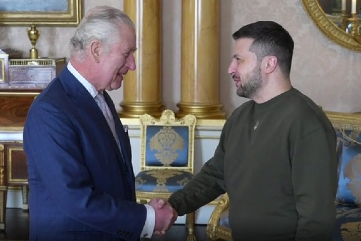 Wołodymyr Zełenski podczas spotkania z królem Karolem III