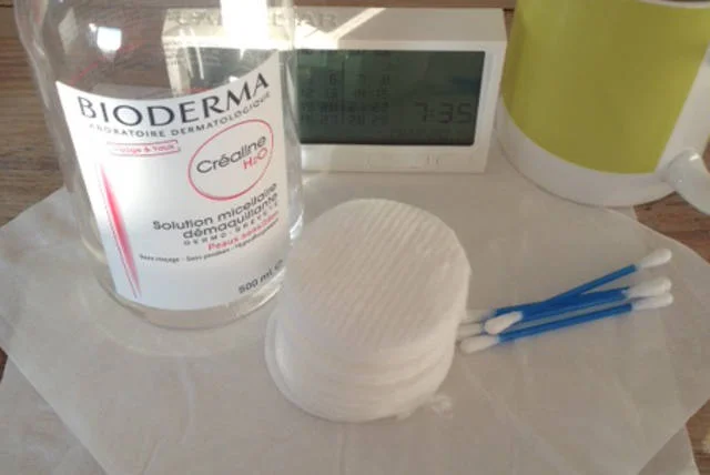 Produkty do demakijażu powinny mieszkać na stoliku nocnym