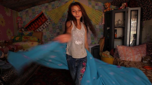 Denisa, bohaterka filmu „Królowa ciszy”, wyraża swoje emocje poprzez taniec.