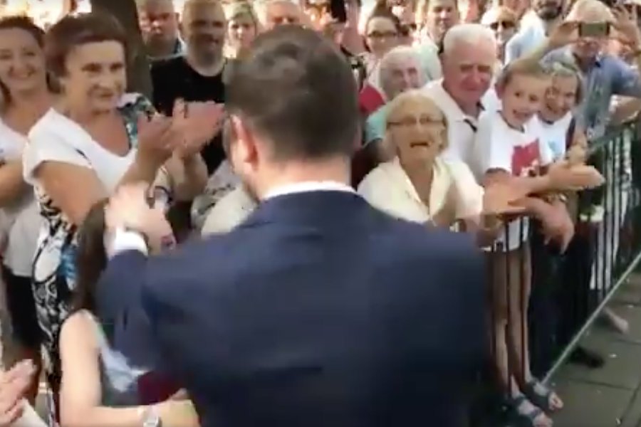 Patryk Jaki błogosławi tłumy swoich zwolenników.