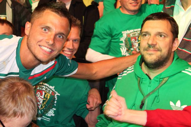Paweł Parus (z prawej) z piłkarzem Śląska, Łukaszem Gikiewiczem, podczas prezentacji na rynku we Wrocławiu.