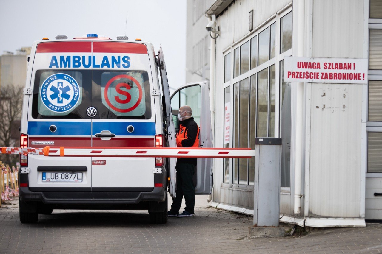 Łącznie liczba zakażonych koronawirusem wynosi obecnie [b]2420 osób[/b], z czego [b]36 osób zmarło[/b].