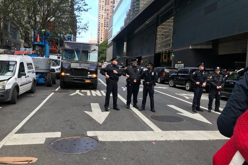Paczki z materiałami wybuchowymi przyszły m.in. do biura Hillary Clinton.