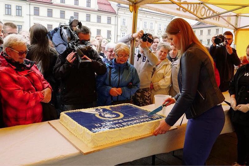 Pokrojenie tego tortu miało być obrazą uczuć religijnych.