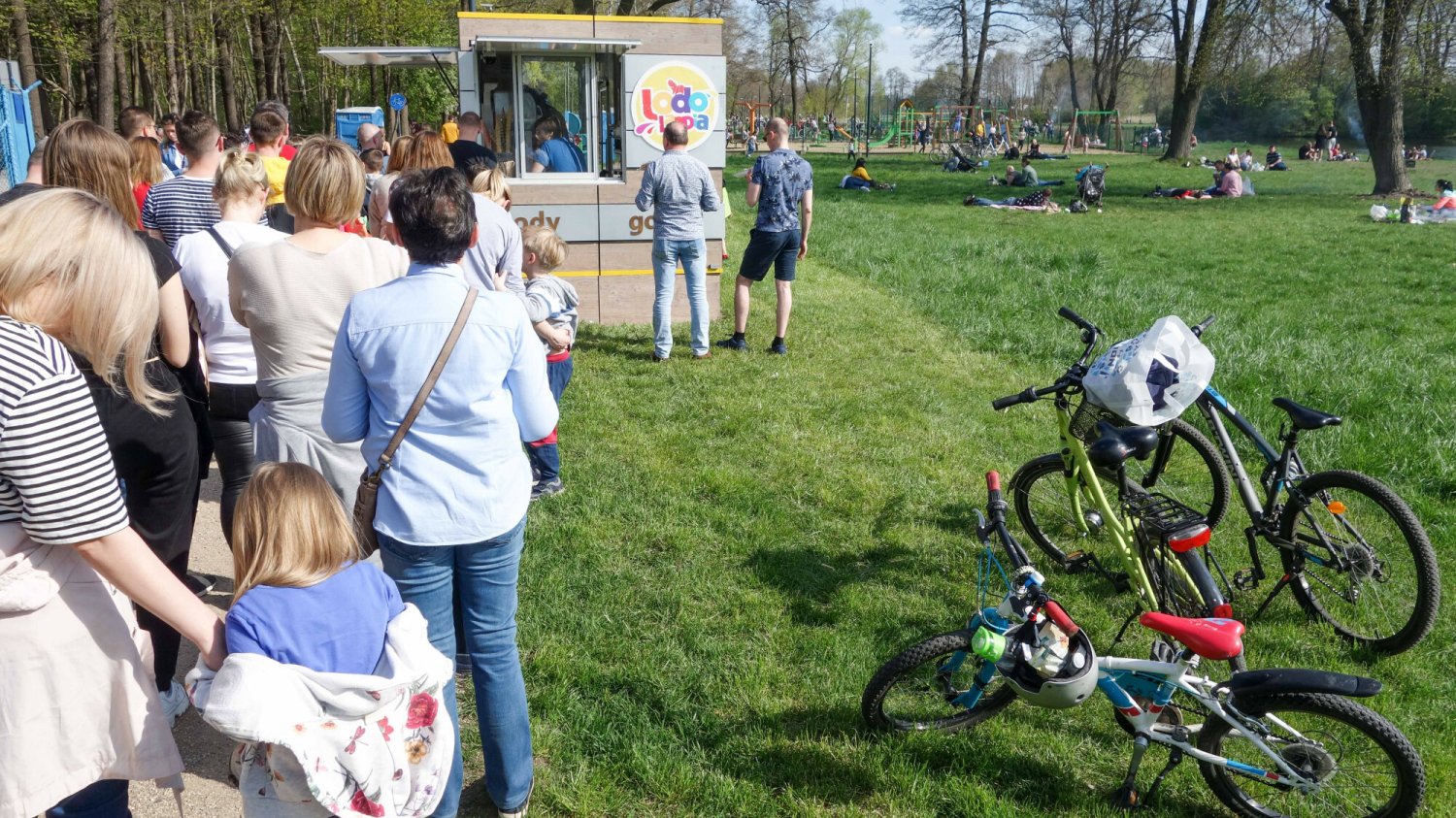 Praca w majówkę 2025. Kto dostanie wolne za 1 i 3 maja?