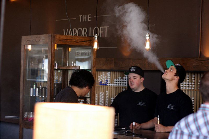 E-papierosy stanowią atrakcję dla osób uzależnionych, ale nie dla niepalących – wynika z najnowszego badania szkockiego Center for Substance Use and Research