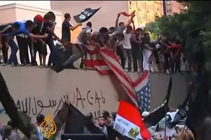 Protestujący w Egipcie zniszczyli amerykańską flagę