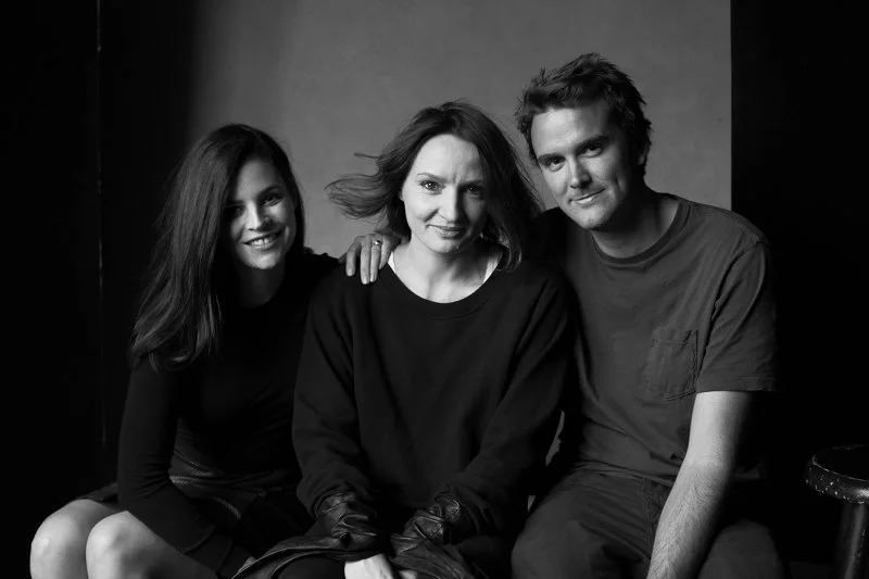 Zdjęcie zrobione podczas sesji; od lewej: Julia Restoin Roitfeld, Agnieszka Ścibior i Victor Demarchelier