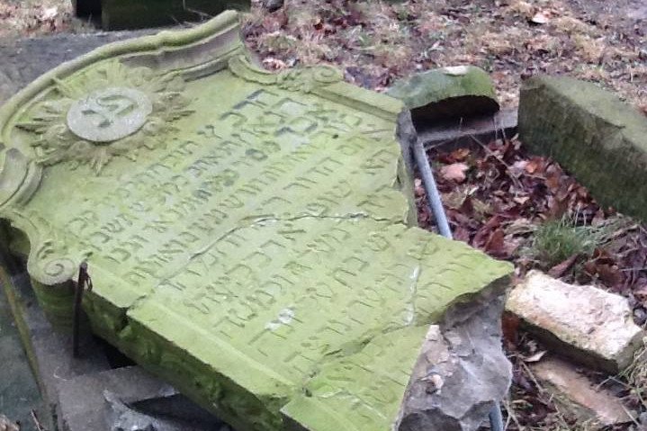 Zdewastowany kirkut znajduje się na terenie gdańskiej dzielnicy Chełm, stanowiącej niegdyś podmiejską osadę licznie zamieszkaną przez Żydów.