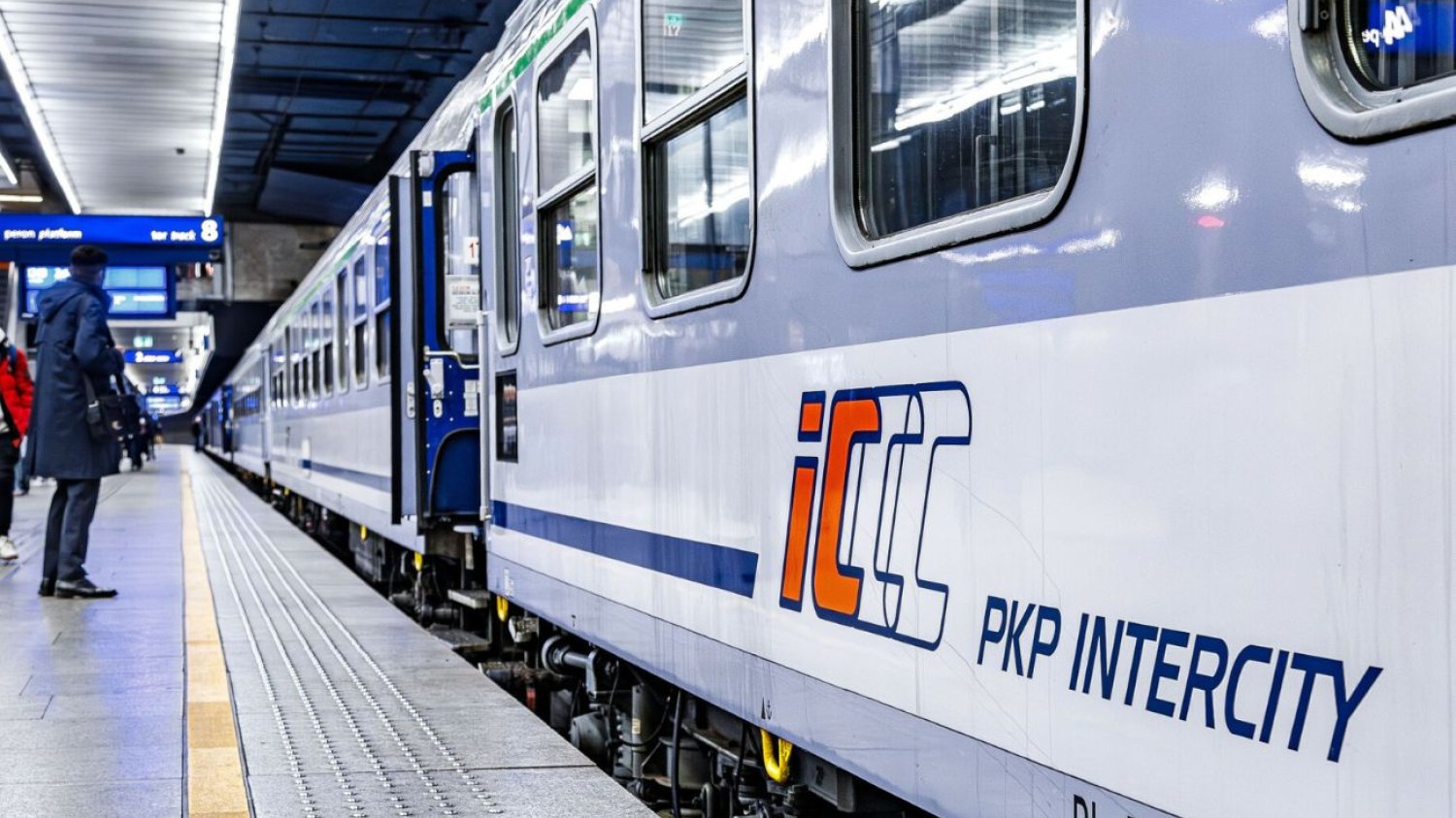 PKP Intercity ma prezent na Wielkanoc. Więcej połączeń dla Polaków.