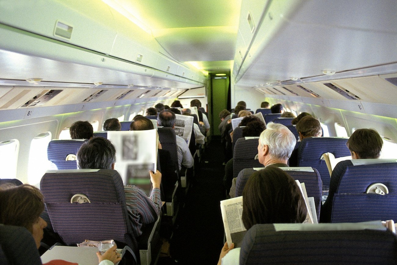 20-letnia matka urodziła dziecko w samolocie i ukryła je w koszu na śmieci.