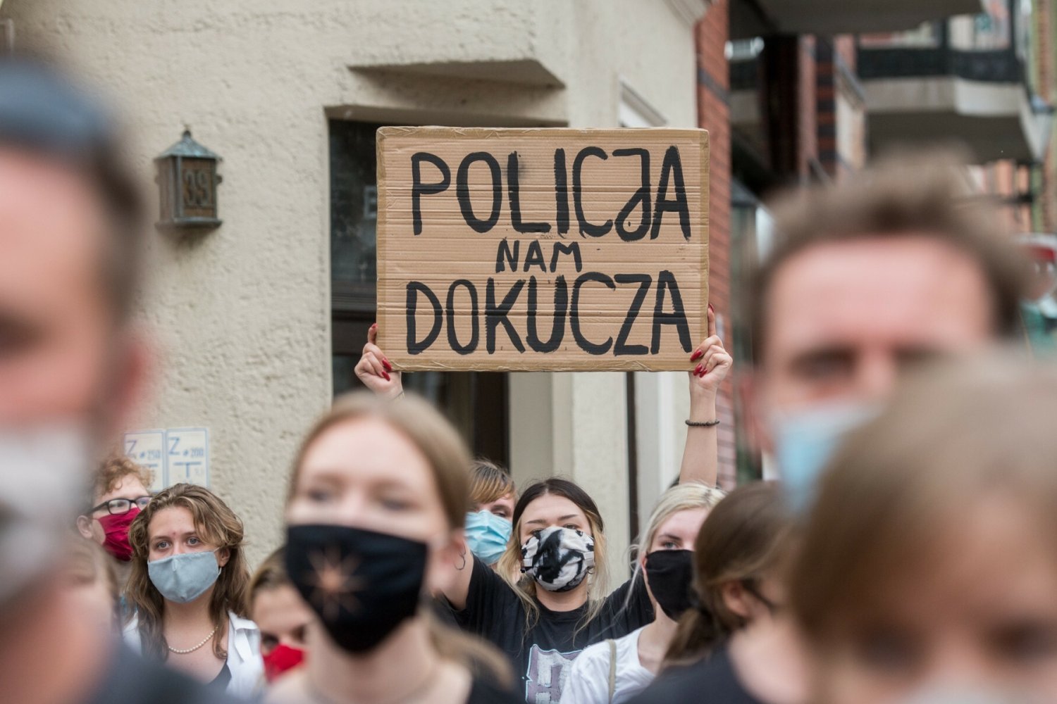 Aktywiści zostali wezwani na przesłuchanie za pisanie kredą po chodniku.