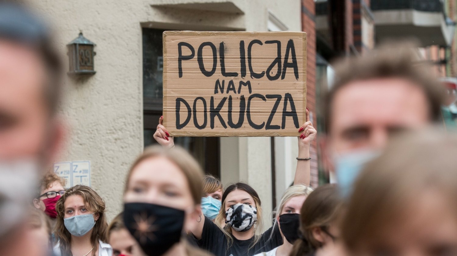 Aktywiści zostali wezwani na przesłuchanie za pisanie kredą po chodniku.