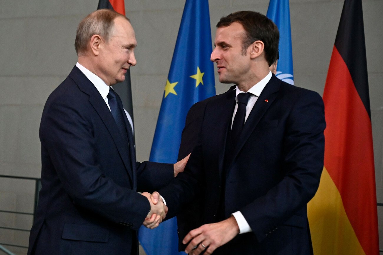 Czy pozwolić Putinowi wyjść z twarzą? Stanowisko prezydenta Francji oburzyło wielu ludzi.