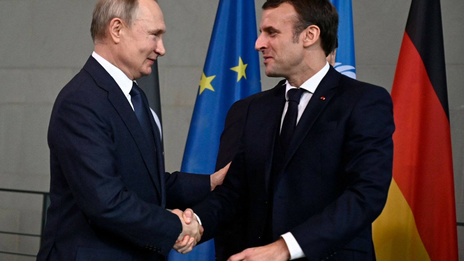 Czy pozwolić Putinowi wyjść z twarzą? Stanowisko prezydenta Francji oburzyło wielu ludzi.