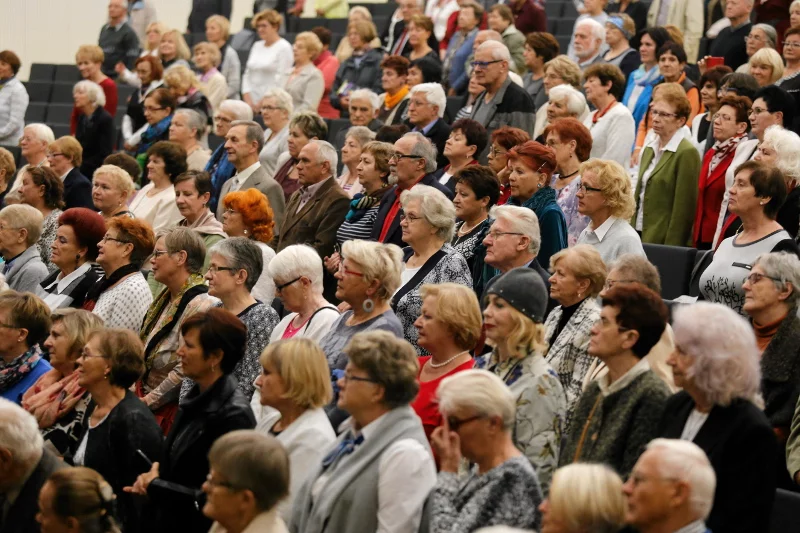 Aula Uniwersytetu Mikołaja Kopernika. Inauguracja roku akademickiego 2016 / 2017 na Uniwersytecie Trzeciego Wieku . Zdjęcie poglądowe.
