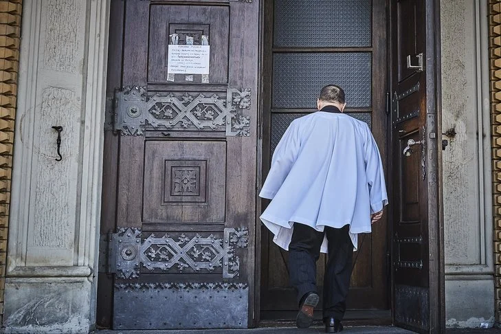 Ksiądz z Turska chce poświęcić pokarmy z kabrioleta.