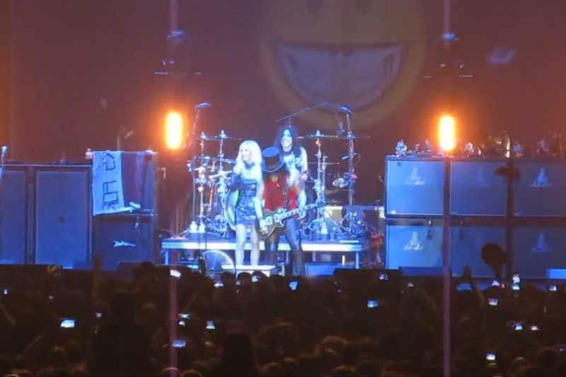 Doda wystąpiła na koncercie Slasha, zaśpiewała "Sweet Child O'Mine".