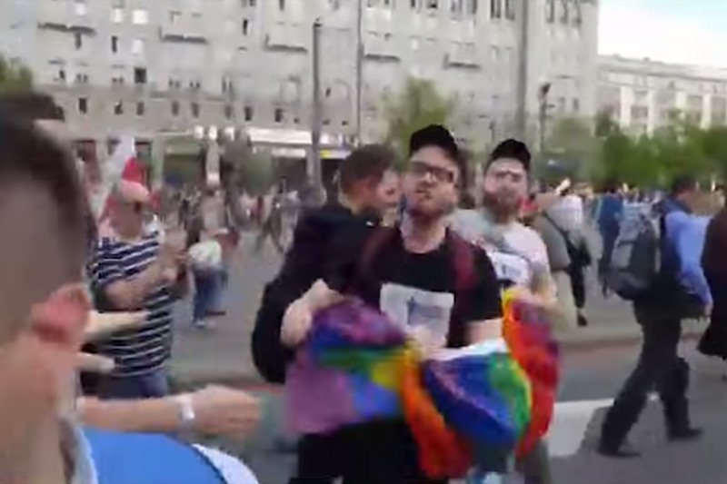 Te obrazki oburzają i sugerują, że PO wyrzuciło z "Marszu Wolności" ludzi z tęczowymi flagami. W rzeczywistości to zaplanowana z rozmachem manipulacja.