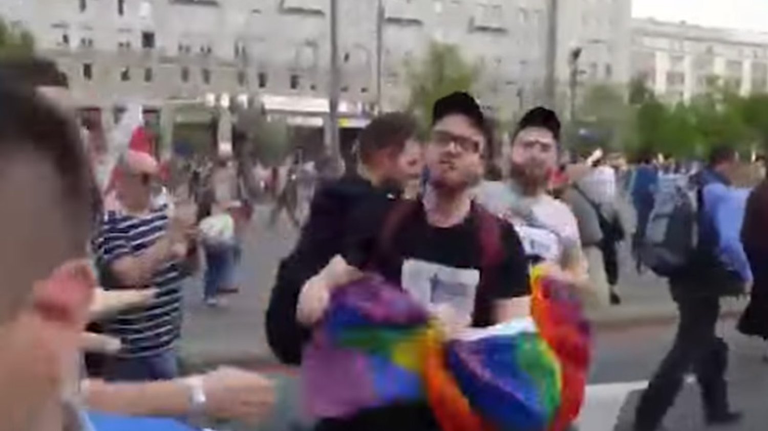 Te obrazki oburzają i sugerują, że PO wyrzuciło z "Marszu Wolności" ludzi z tęczowymi flagami. W rzeczywistości to zaplanowana z rozmachem manipulacja.