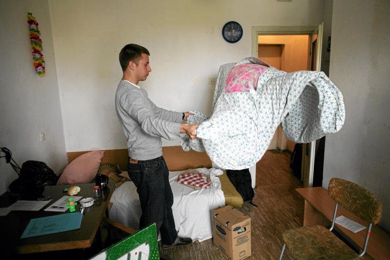 Akademik to miejsce na imprezę, nie do mieszkania. "Nie ma, że boli. Piętro pije, pijesz i Ty "