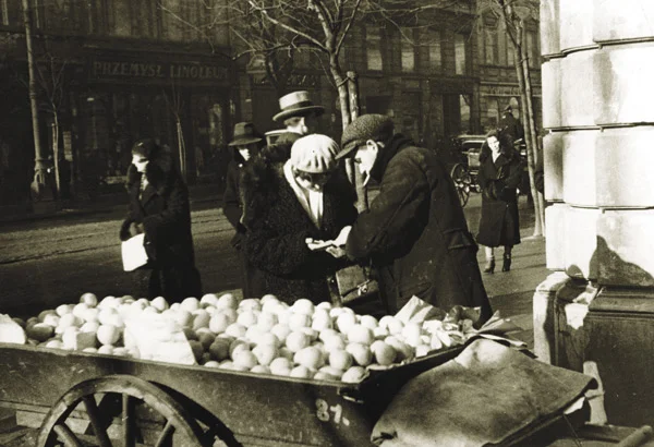 Komu owoce cytrusowe nie kojarzą się ze świętami? Na zdjęciu sprzedawca pomarańczy w Warszawie, 1933 rok.