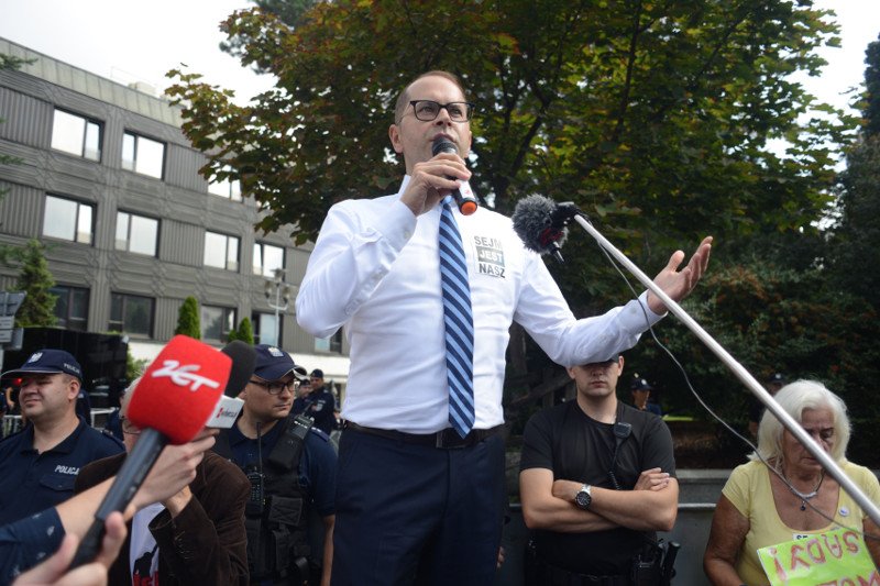 Prokuratura na wniosek szefa MSWiA podejmie postępowanie w sprawie udostępnienia przez Michała Szczerbę danych policjanta, który brał udział w pacyfikacji pokojowej manifestacji pod Sejmem.