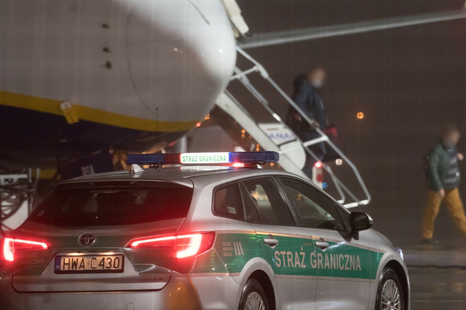 Z pokładu samolotu wyproszono dwóch Polaków.