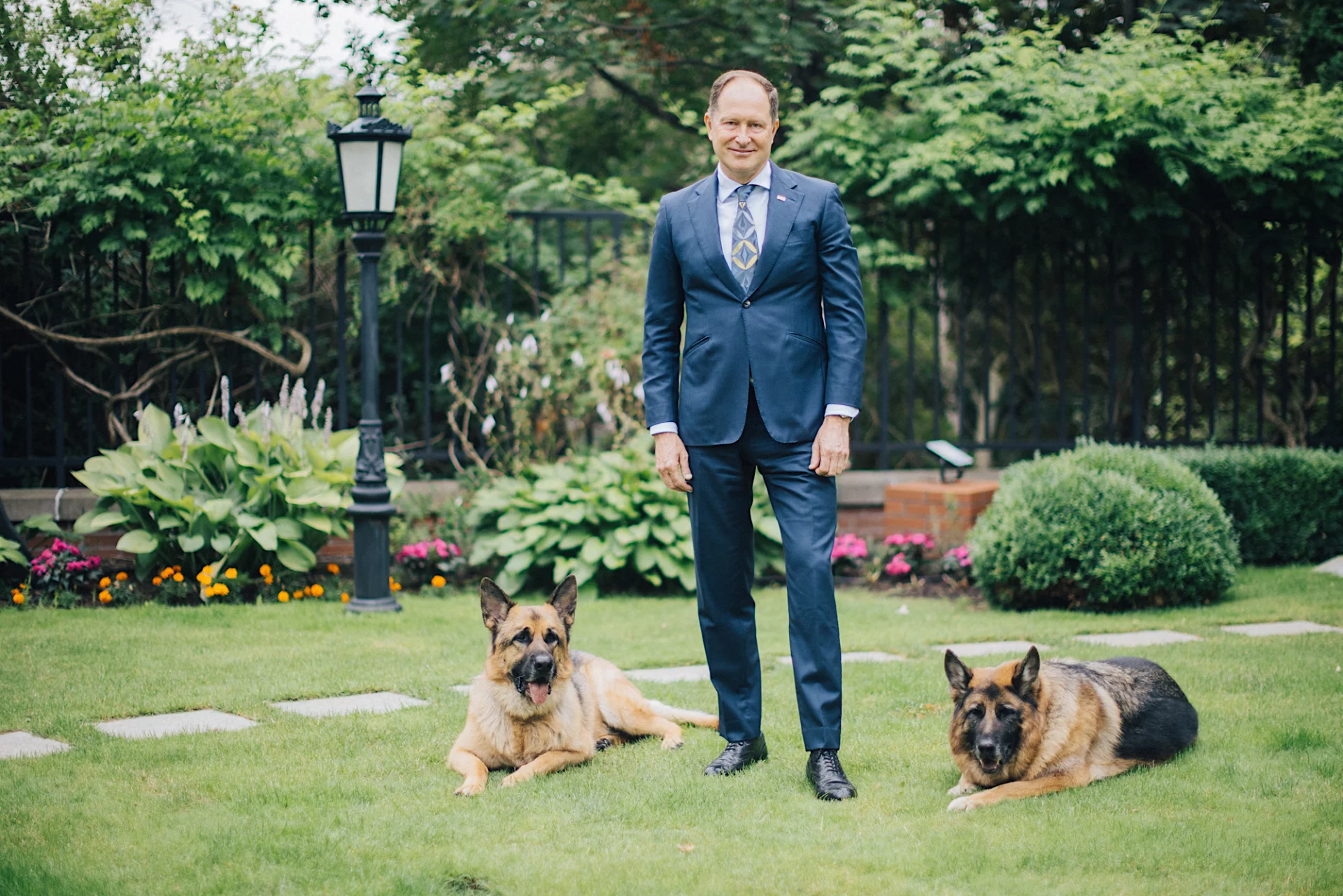Ambasador USA Mark Brzezinski i jego psy: Teddy i Daisy.