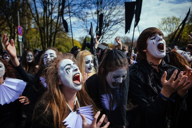 Symboliczny pogrzeb Szekspira odegrany przez aktorów w Teatrze Szekspirowskim z okazji 400. rocznicy śmierci artysty. W wielkim " kondukcie załobnym " ulicami miasta przeszło 400 płaczek i płaczników.
