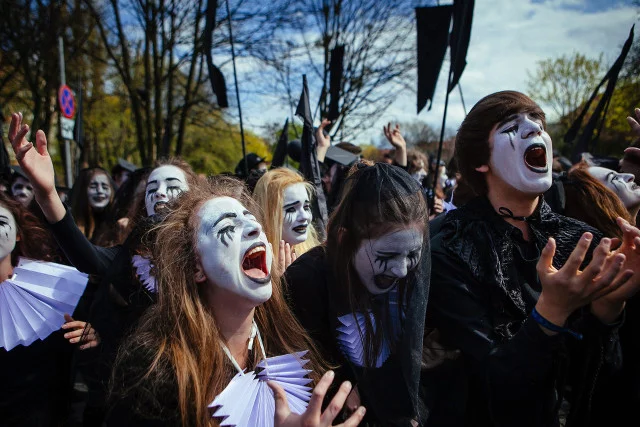 Symboliczny pogrzeb Szekspira odegrany przez aktorów w Teatrze Szekspirowskim z okazji 400. rocznicy śmierci artysty. W wielkim " kondukcie załobnym " ulicami miasta przeszło 400 płaczek i płaczników.
