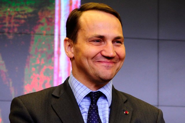 Radosław Sikorski otrzymał m.in. pistolet maszynowy Suomi KP/-31