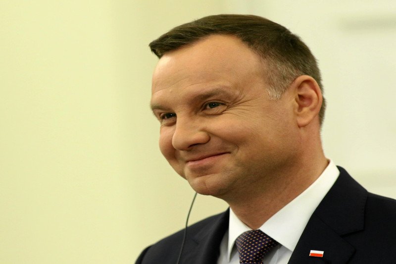Andrzej Duda nie porzuca kijków nawet w letnią pogodę.