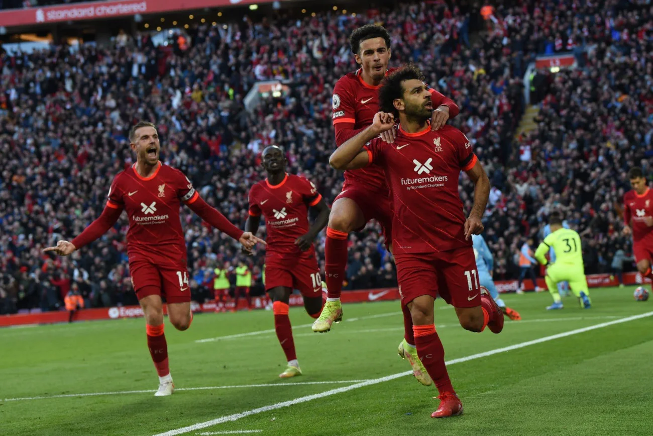 Mohamed Salah świętujący ze swoimi kolegami z drużyny po trafieniu na 2:1 w meczu z Manchesterem City.