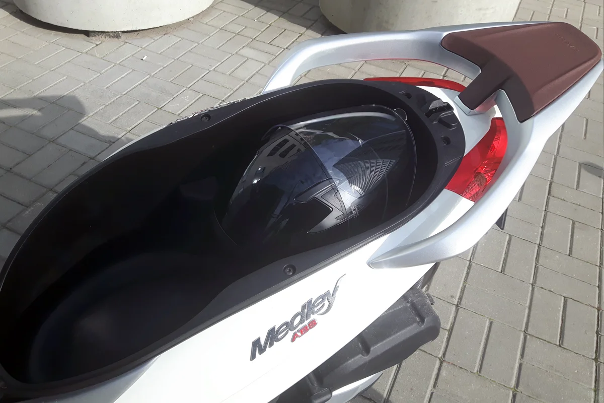 W schowku pod kanapą bez problemu zmieszczą się dwa kaski albo całkiem spore zakupy.