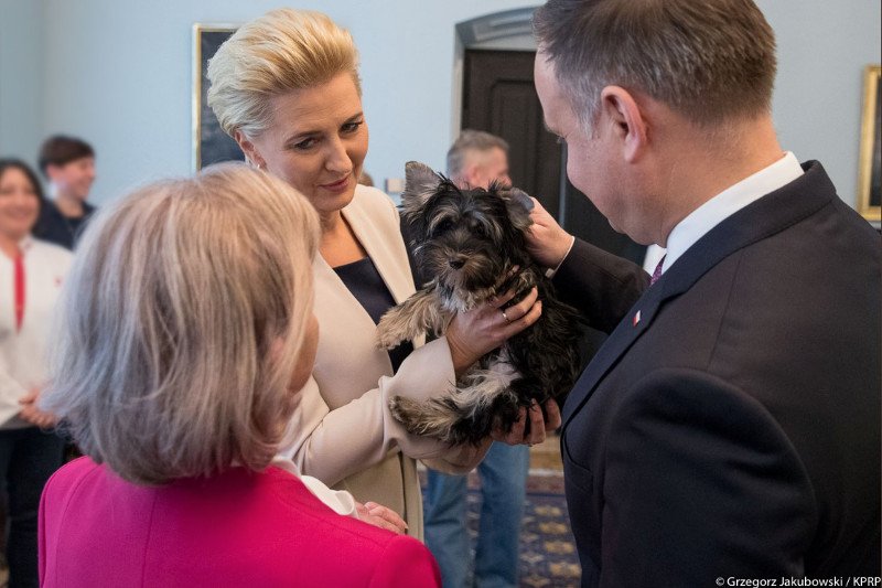 Pani Teresa dostała od pary prezydenckiej szczeniaka.