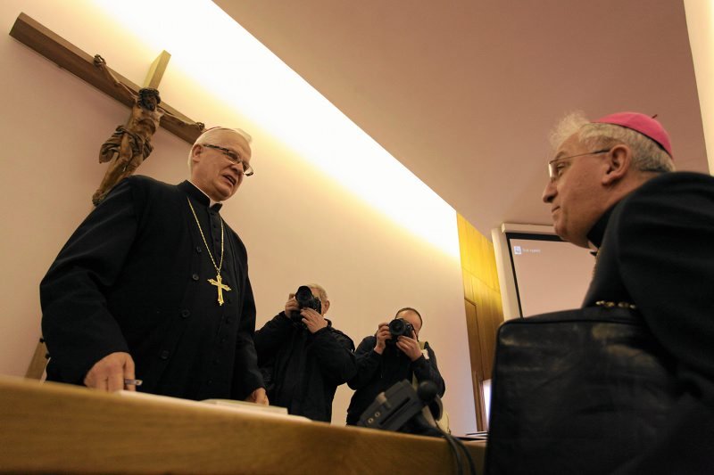 Biskupi zmienili przykazanie, bo odbiegało od praktyki. Żakowski: To poważny sygnał