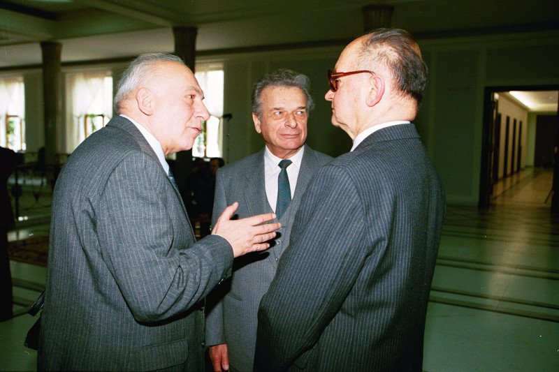 Zdjęcie z 1996 r., gdy sejmowa komisja odpowiedzialności konstytucyjnej wezwała autorów stanu wojennego. Od lewej generałowie Janiszewski, Kiszczak i Jaruzelski.