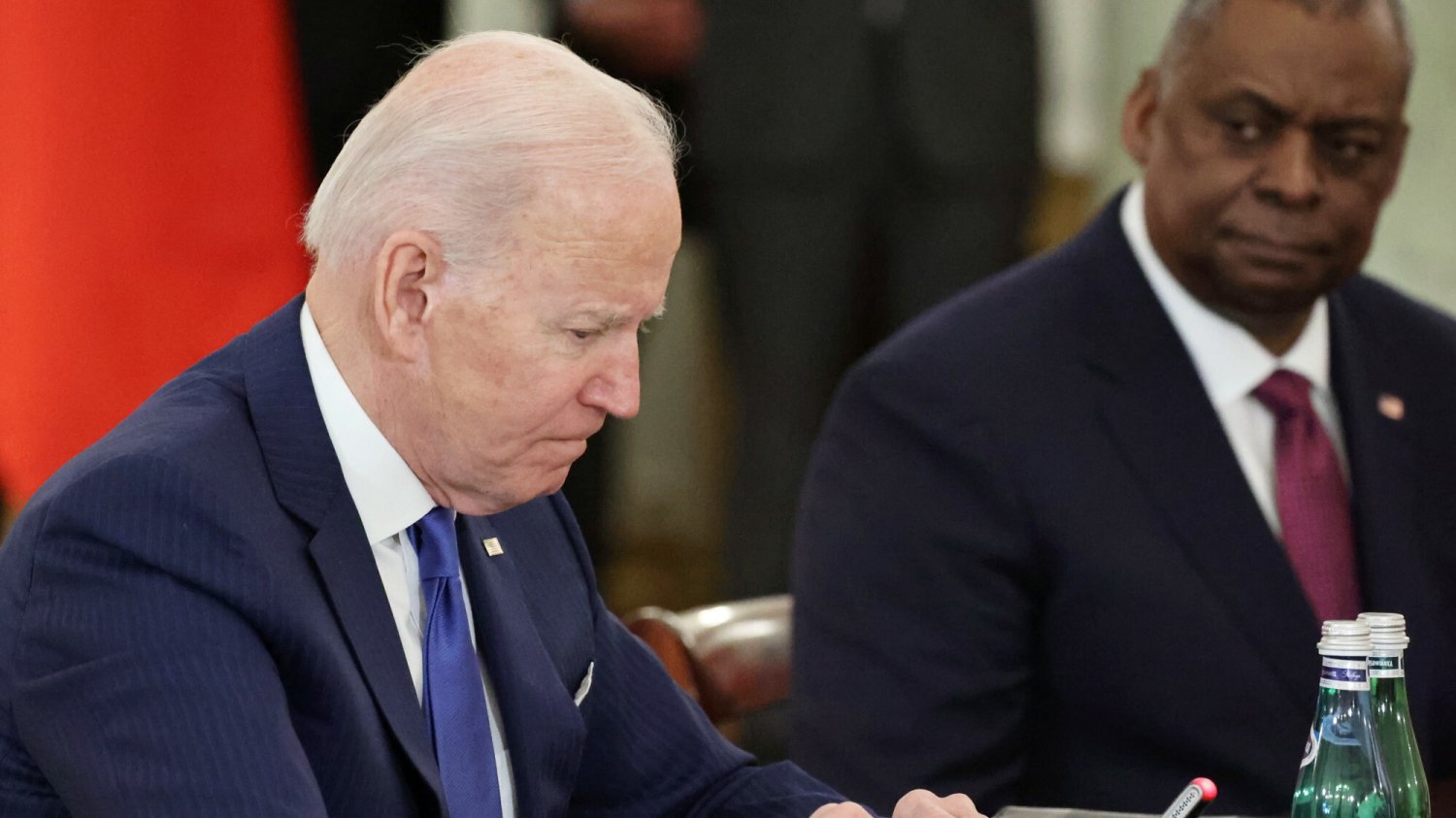Według "WSJ" armii USA zabrakłoby amunicji w mniej niż tydzień. Powodem wsparcie Ukrainy. Prezydent USA i szef Pentagonu Lloyd Austin.