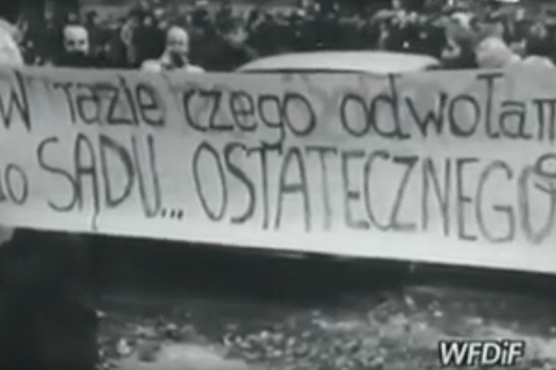 Ustawa PiS o Sądzie Najwyższym ma zapisy podobne do tych z czasów PRL. Na zdjęciu protest "Solidarności" przed gmachem sądu w Warszawie w 1980 r. zarejestrowany przez Polską Kronikę Filmową.