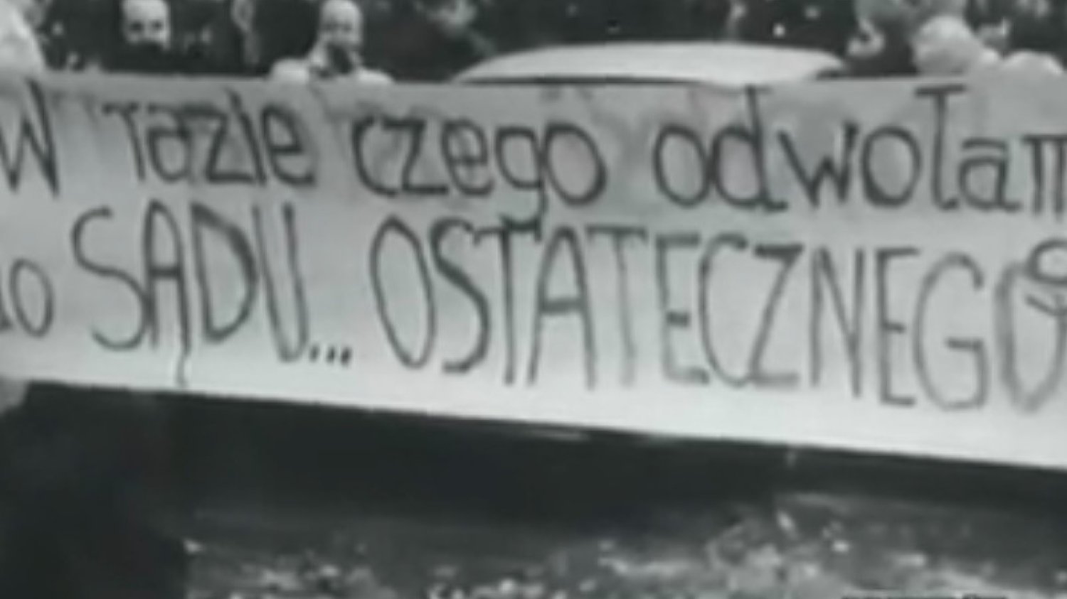 Ustawa PiS o Sądzie Najwyższym ma zapisy podobne do tych z czasów PRL. Na zdjęciu protest "Solidarności" przed gmachem sądu w Warszawie w 1980 r. zarejestrowany przez Polską Kronikę Filmową.